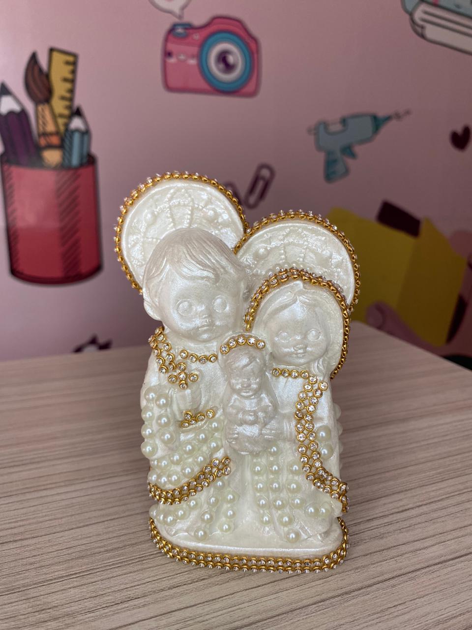 Imagem Sagrada Família Baby em Gesso com Strass Dourados e Pérolas