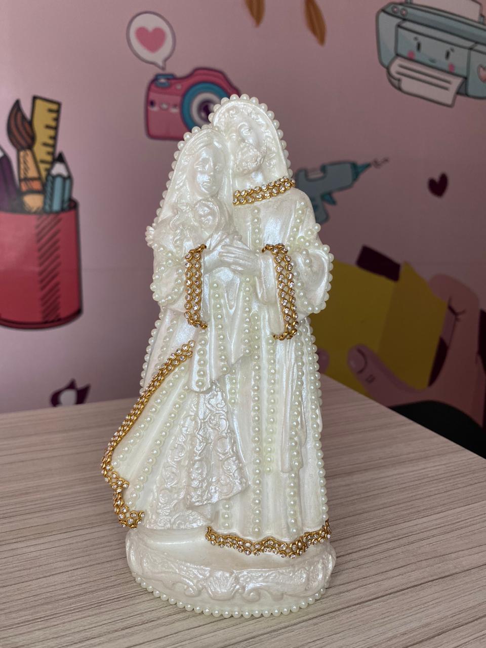 Imagem da Sagrada Família em Gesso com Strass Dourado e Pérolas